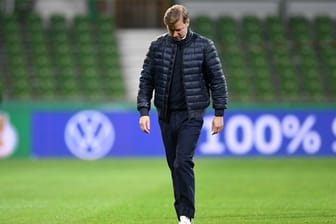 Florian Kohfeldt geht nach dem Spiel enttäuscht über das Spielfeld, aber er bleibt Trainer von Werder Bremen.