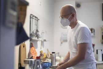 Pflegekraft und Haushaltshilfe: Die SPD fordert höhere Löhne für die "Leistungsträger" in der Pandemie.