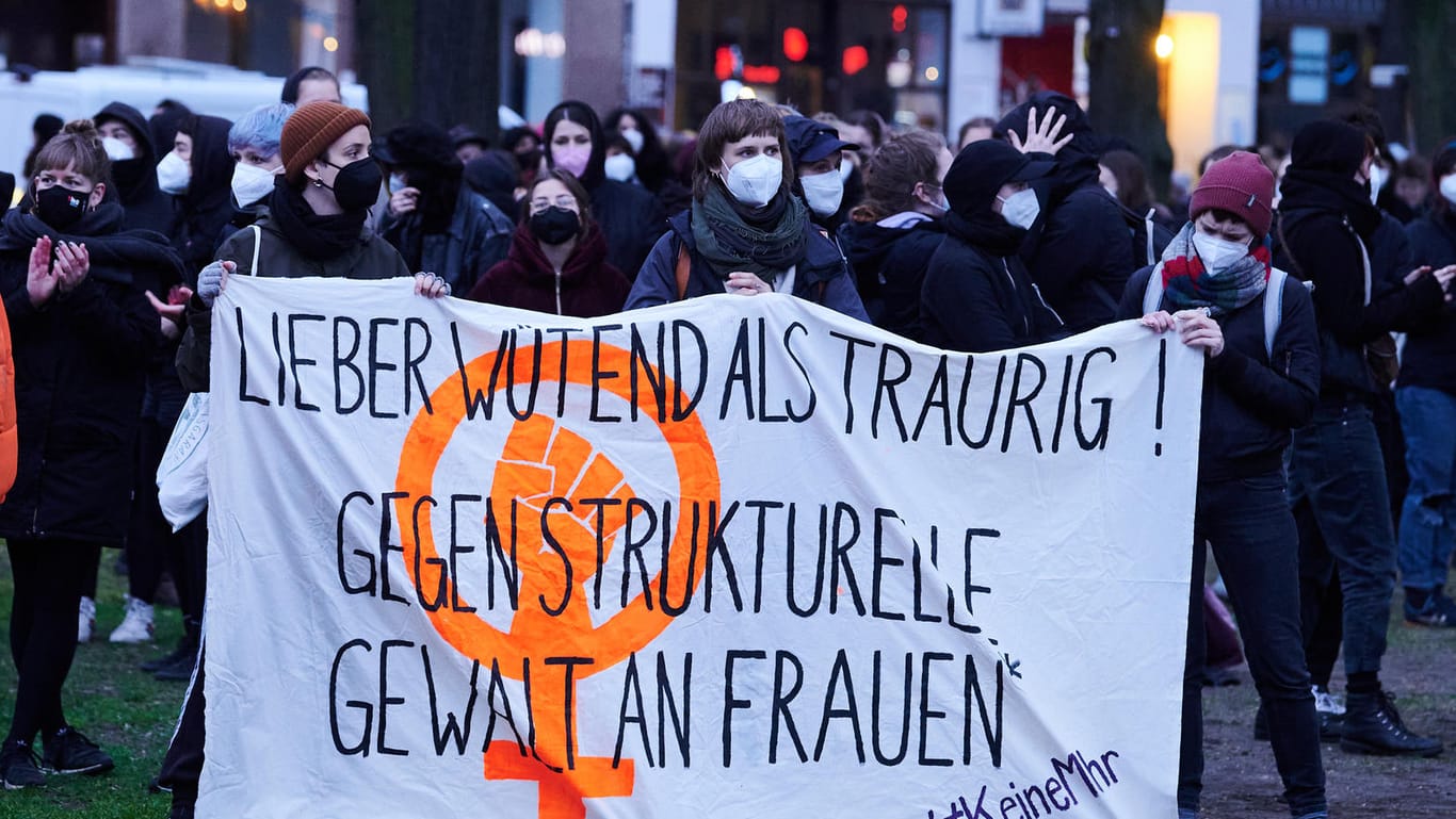 "Lieber wütend als traurig! Gegen strukturelle Gewalt an Frauen" steht auf einem Transparent das Demonstranten halten: "Take back the night - Wir nehmen uns die Nacht zurück" war das Motto der Demonstration feministischer Gruppen, die in Kreuzberg am Vorabend des 1. Mai stattfand.