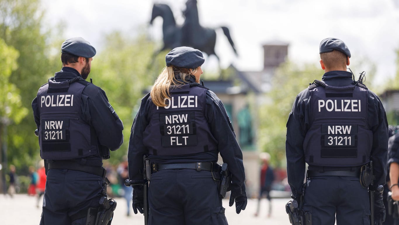 Polizisten auf dem Heumarkt in Köln (Archivbild): Am 1. Mai ist auch hier eine Kundgebung geplant.