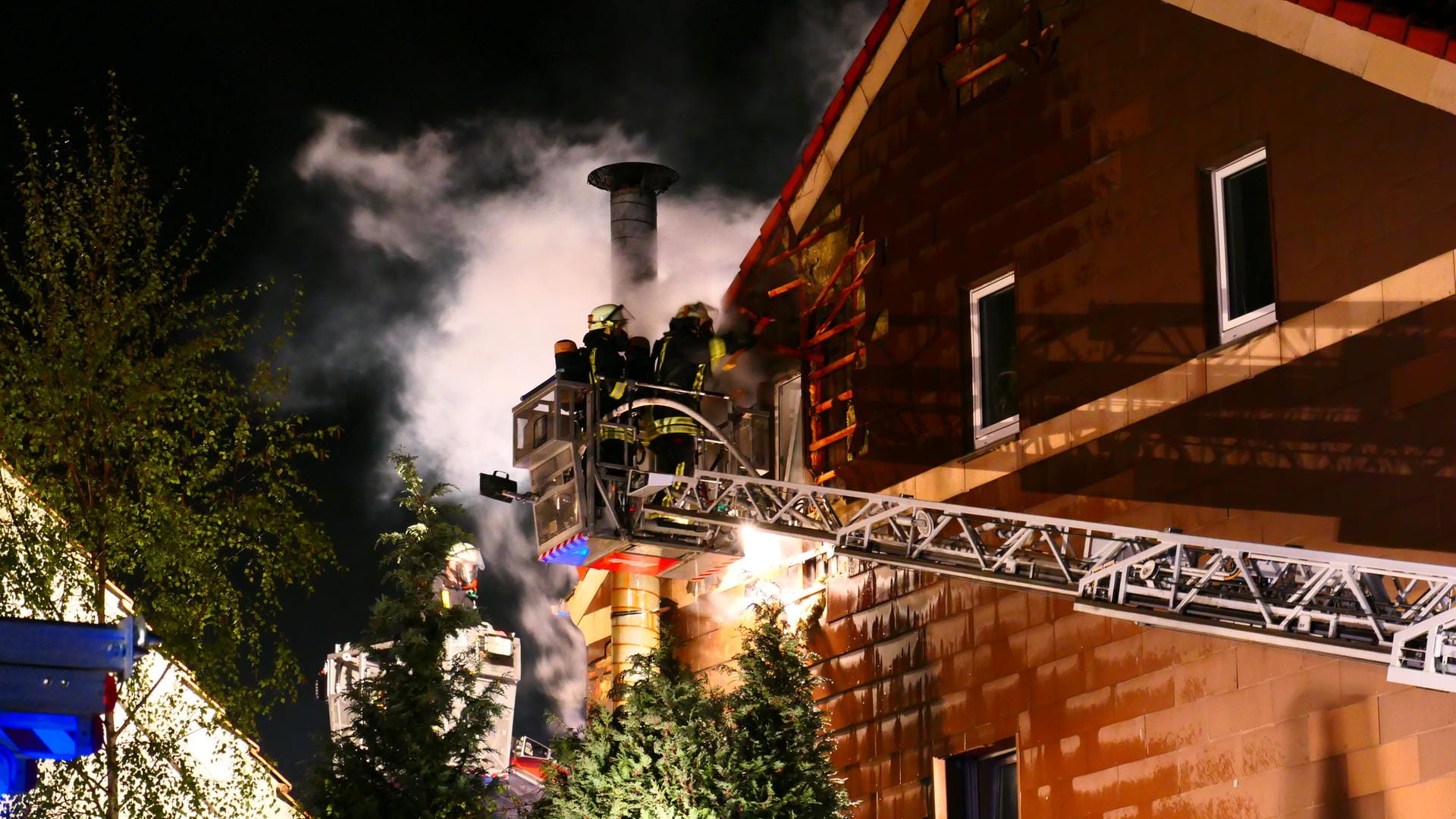 Feuerwehrkräfte stehen auf Drehleitern: Die Brandbekämpfung hat mehrere Stunden gedauert. Feuerwehrkräfte stehen auf Drehleitern: Die Brandbekämpfung hat mehrere Stunden gedauert.