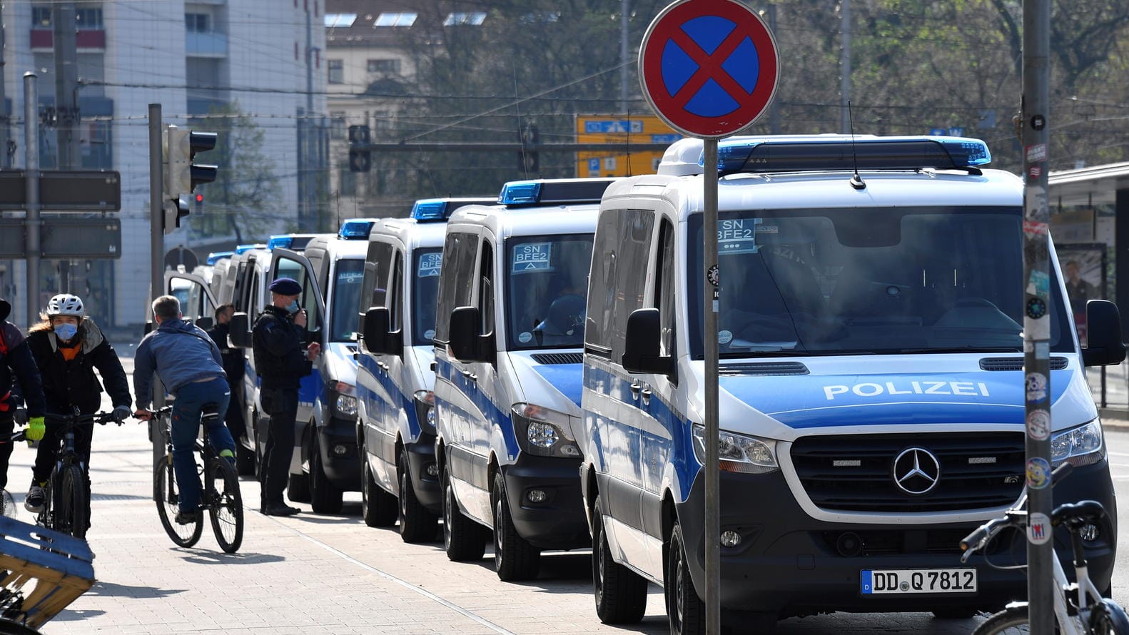 Polizeiautos in Leipzig: In der Stadt demonstrieren zum 1. Mai einige Gruppierungen – ein rechtsextremer Aufmarsch ist aber verboten worden.