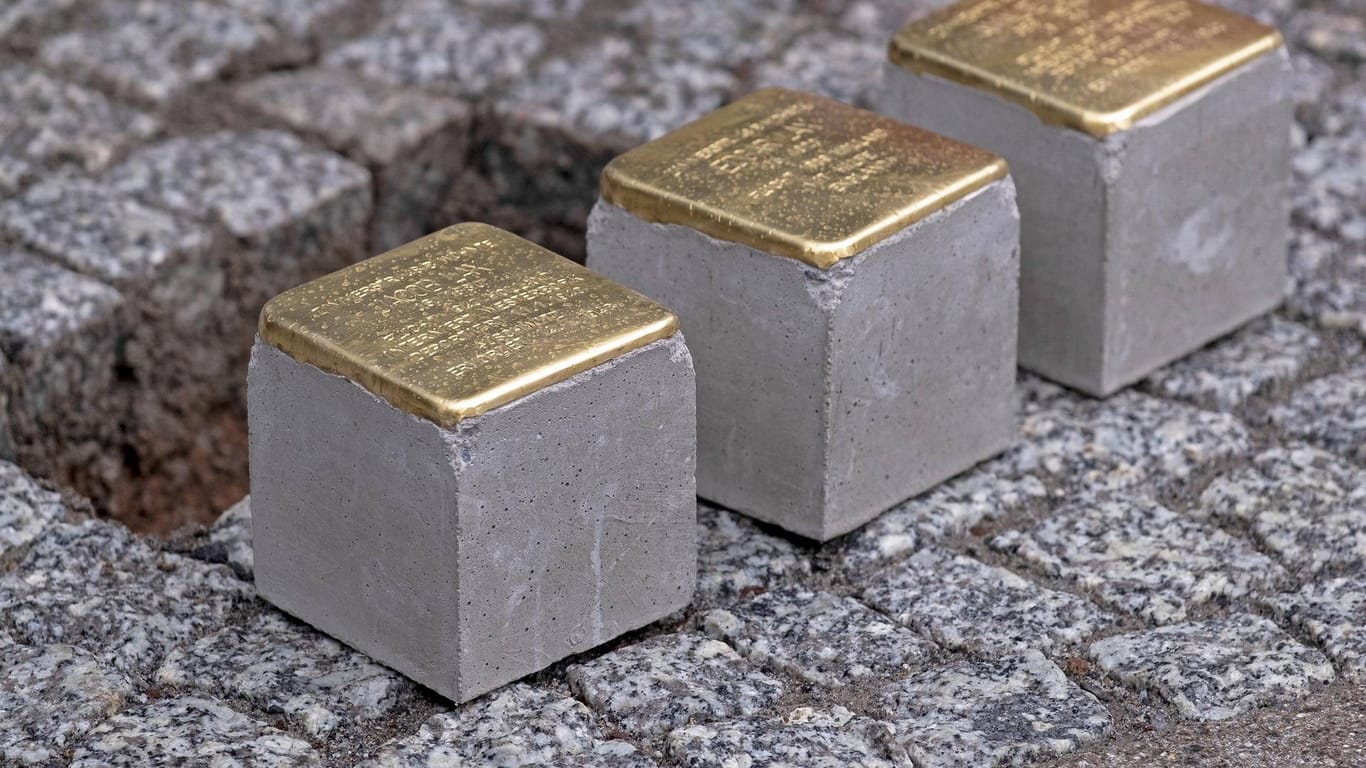 Drei Stolpersteine werden in den Boden eingelassen (Symbolbild): Damit wird an Menschen erinnert, die zwischen 1933 und 1945 von den Nationalsozialisten verfolgt wurden.