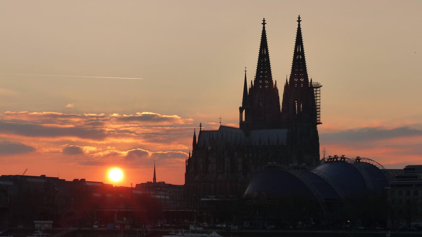 Der Kölner Dom im Sonnenuntergang: Das Erzbistum Köln befindet sich in einer Krise.