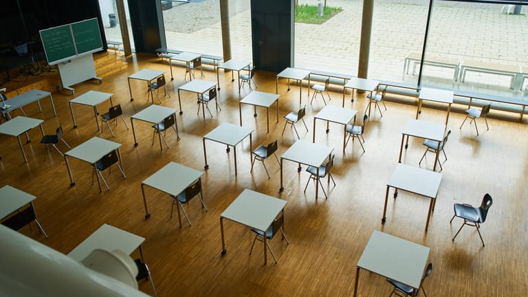 Tische stehen für eine Prüfung bereit (Symbolbild): Wegen der Pandemie finden Abiturprüfungen unter Auflagen statt.
