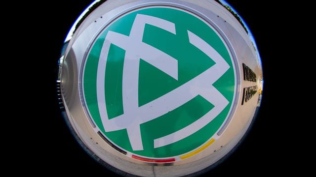 Die Spitze des Deutschen Fußball-Bundes trifft sich in Potsdam zu einem Krisen-Gipfel. Die Spitze des Deutschen Fußball-Bundes trifft sich in Potsdam zu einem Krisen-Gipfel.
