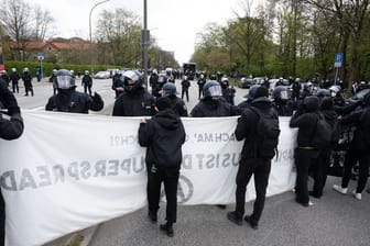 Polizisten stehen am U-Bahnhof Schlump Demonstranten gegenüber: Zu der Demo sollen mehr als die erlaubten 50 Teilnehmenden gekommen sein.