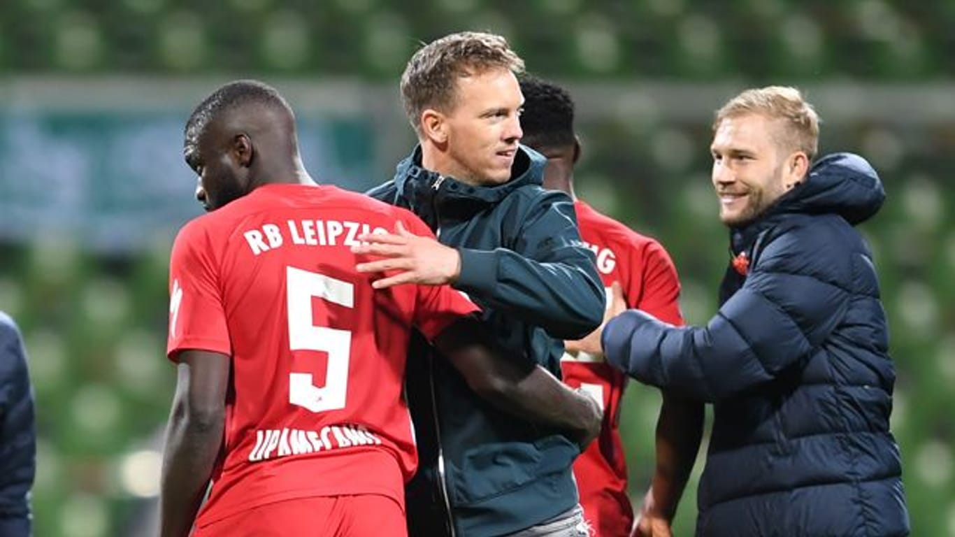 Leipzigs Trainer Julian Nagelsmann (M) freut sich nach dem Spiel mit seinem Team über den Finaleinzug.