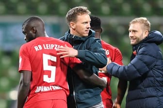 Leipzigs Trainer Julian Nagelsmann (M) freut sich nach dem Spiel mit seinem Team über den Finaleinzug.
