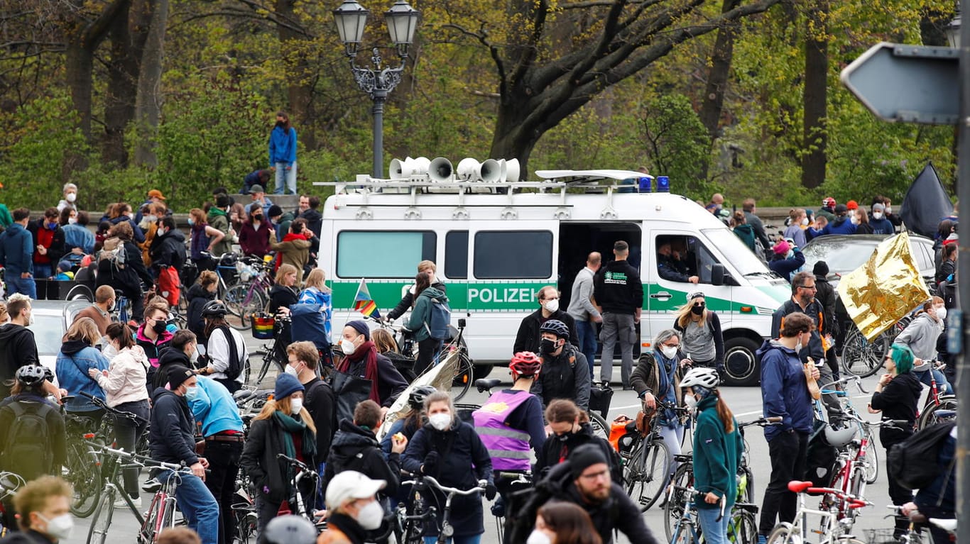 Teilnehmer einer Fahrraddemonstration in Berlin: Bisher blieb es in Berlin bei den Demonstrationen ruhig. Am Abend wird eine noch größere Demo erwartet. Im Internet ist ein anonymer Aufruf zum Brechen der Ausgangssperre aufgetaucht.