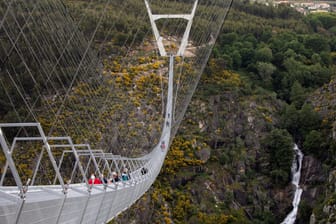 Portugal öffnet längste Fußgänger-Hängebrücke der Welt