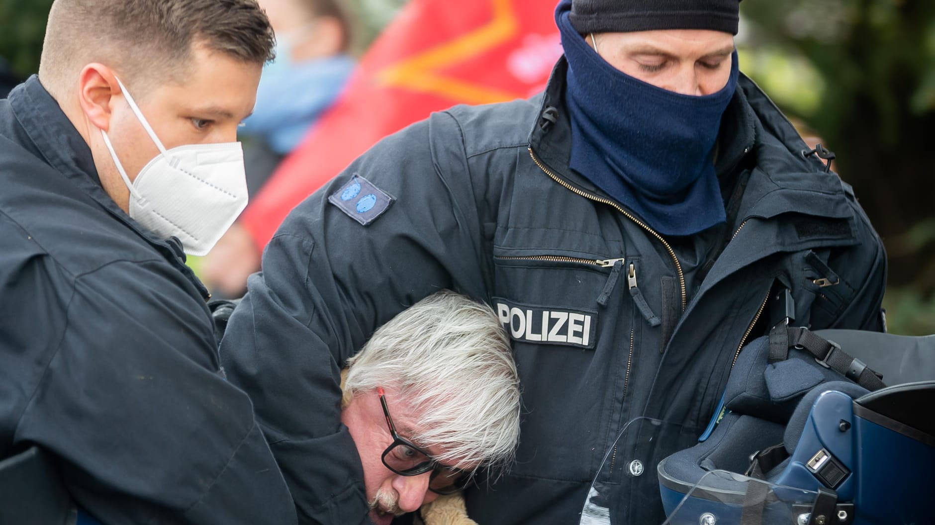 Polizisten führen bei einer Kundgebung zu Beginn einer Demonstration unter dem Motto «Nein zum Kapital - Widerstand global! Linke gegen Corona-Willkür» in Berlin-Lichtenberg einen Mann ab: In der Hauptstadt sind 5.600 Polizisten im Einsatz.