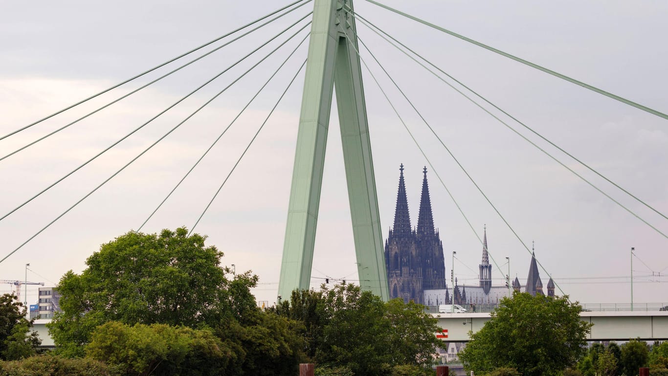 Die Severinsbrücke gesehen vom Deutzer Hafen aus (Archivbild): Ein provisorischer Treppenturm soll von dieser Brücke abgehen.