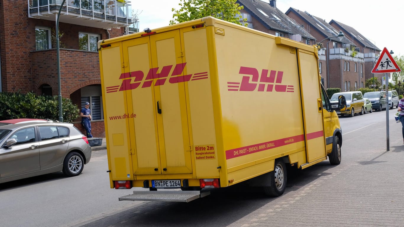 Postwagen bei der Auslieferung (Symbolbild): Eine Sackgasse in Duisburg wird vorerst nicht mehr von der Post angefahren.