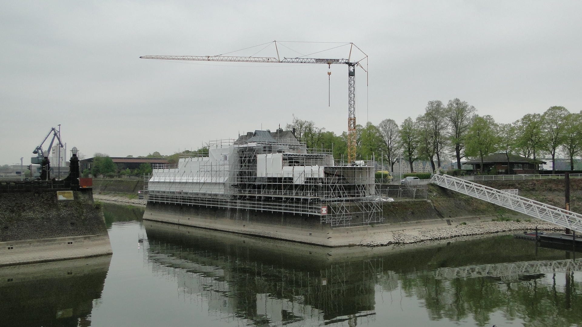 Um den Zugang zum Deutzer Hafen zu gewährleisten, wurde die Drehbrücke während der Sanierung in die offene Position gedreht.