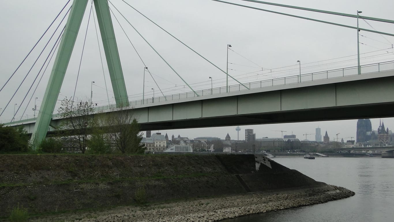 Die Mole des Deutzer Hafens: Da sie bis unter die Severinsbrücke reicht, kann hier eine temporäre Treppenanlage errichtet werden.
