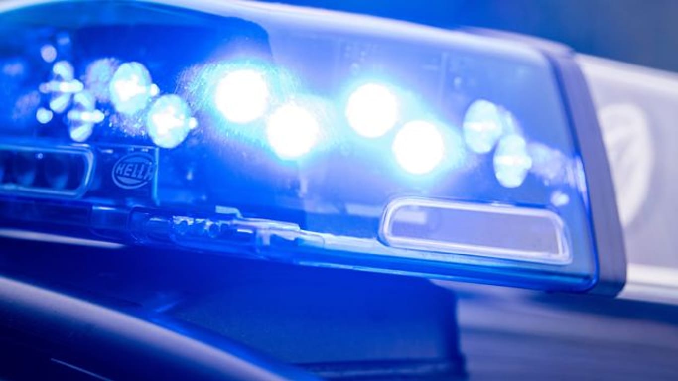 Ein Blaulicht leuchtet an einer Polizeistreife: Die Polizei ermittelt gegen eine Kundin und einen Supermarkt-Mitarbeiter.