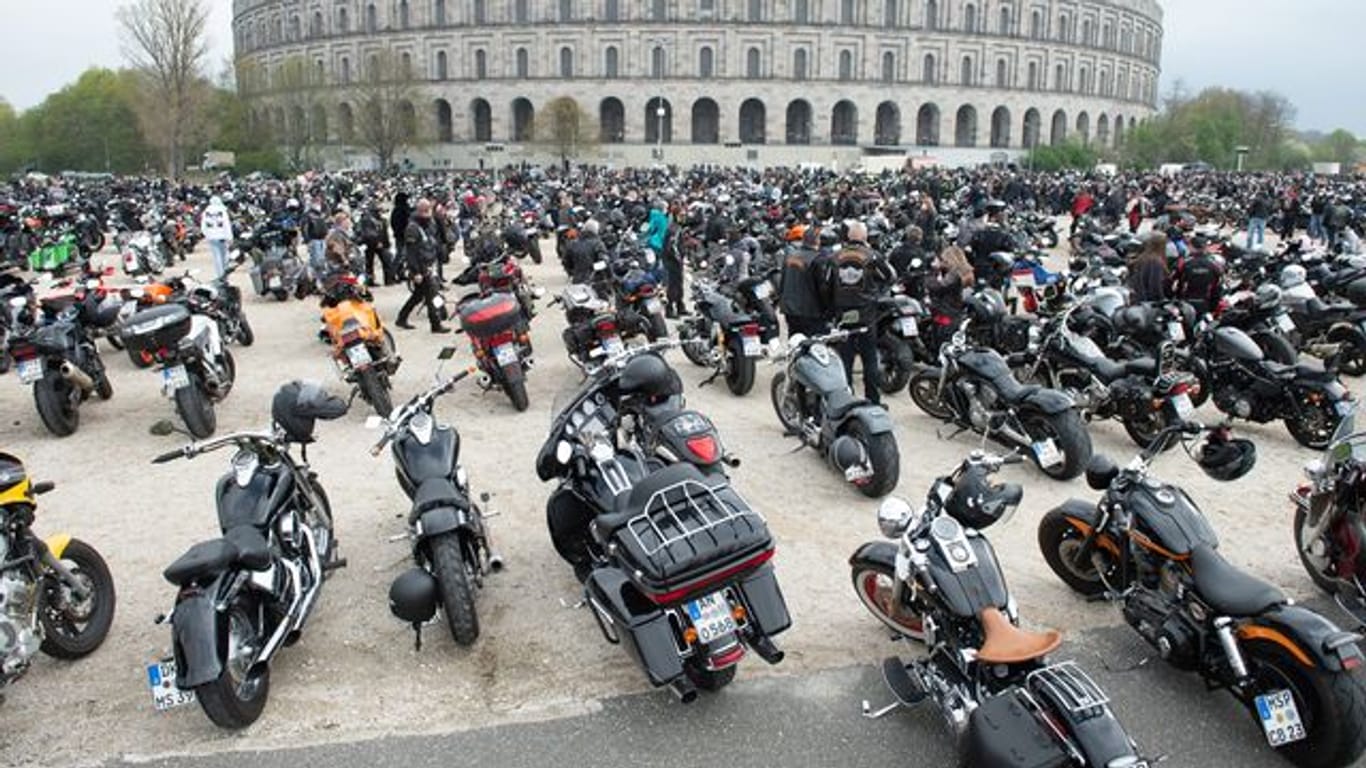 Unter dem Motto "Ride Free 2021" versammeln sich Motorradfahrer auf dem Volksfestplatz in Nürnberg: Sie haben gegen ein mögliches Fahrverbot an Wochenenden demonstriert.