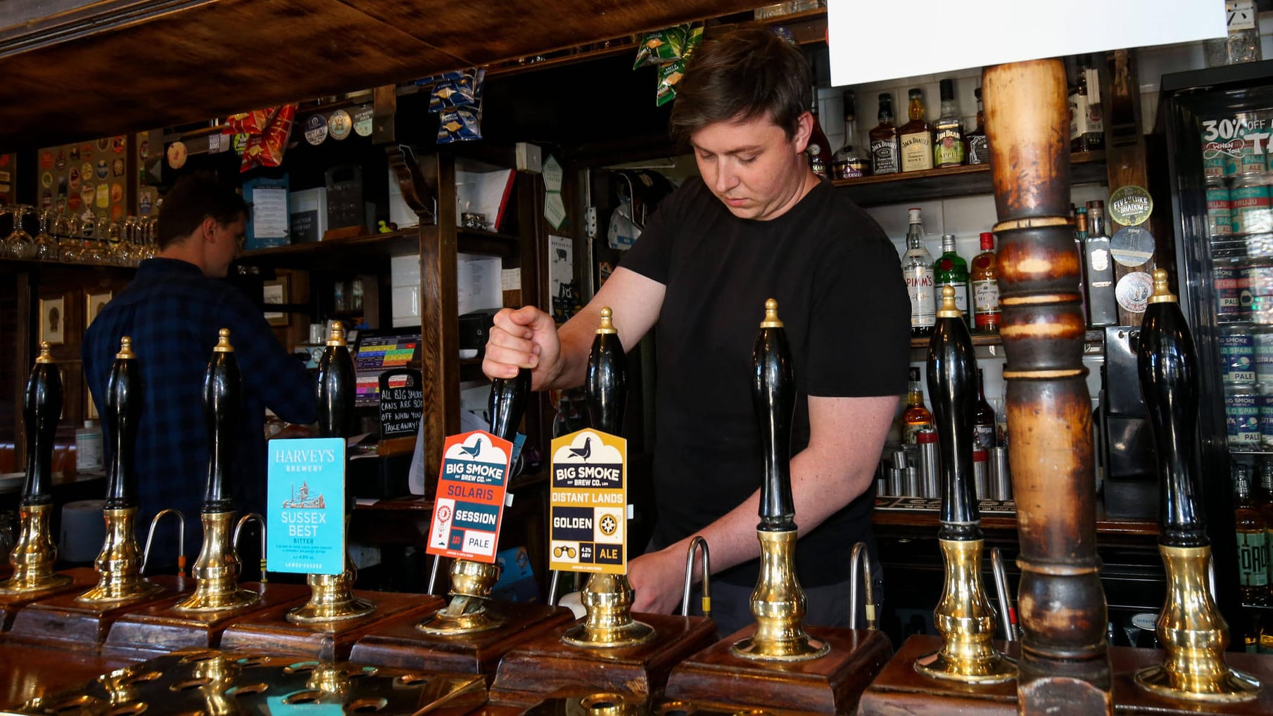 Tresen in einem Londoner Pub (Archivbild): In den Brauereien werden Überstunden geschoben, damit den Pubs das Bier nicht ausgeht.