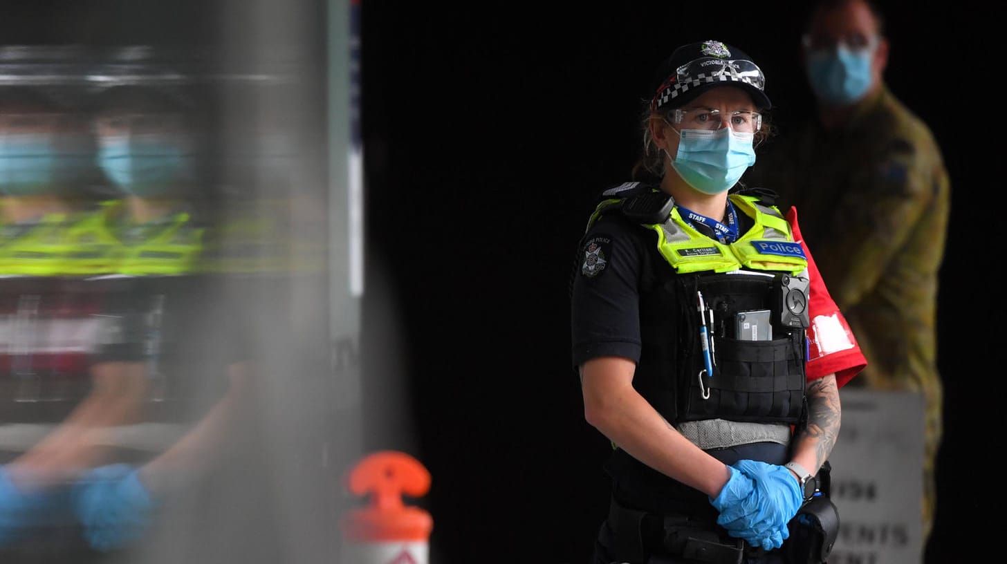 Polizistin am Flughafen in Melbourne: Wegen der Corona-Krise in Indien hat Australien seine Einreiseregeln nochmals verschärft. Polizistin am Flughafen in Melbourne: Wegen der Corona-Krise in Indien hat Australien seine Einreiseregeln nochmals verschärft.