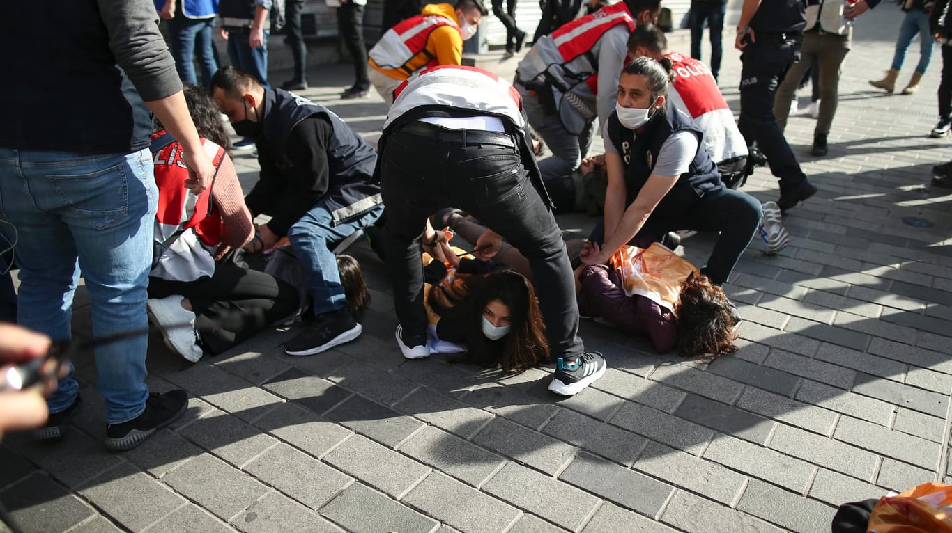 Polizisten nehmen Demonstrantinnen in der Nähe des Taksim-Platzes in Istanbul fest: Sie hatten zuvor versucht, eine Absperrung zu durchbrechen.