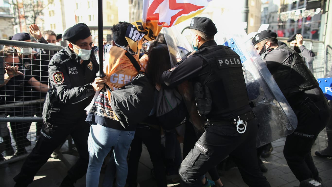 Die Polizei drängt Demonstranten in Istanbul zurück: Augenzeugen berichten von brutaler Gewalt.