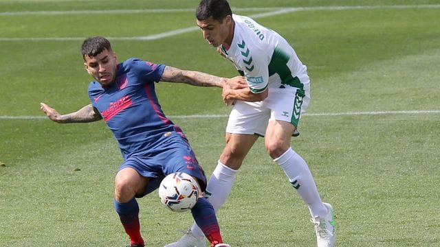 Atléticos Angel Correa (l) im Zweikampf mit Diego Gonzalez vom FC Elche. Atléticos Angel Correa (l) im Zweikampf mit Diego Gonzalez vom FC Elche.