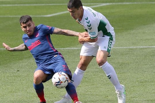 Atléticos Angel Correa (l) im Zweikampf mit Diego Gonzalez vom FC Elche.