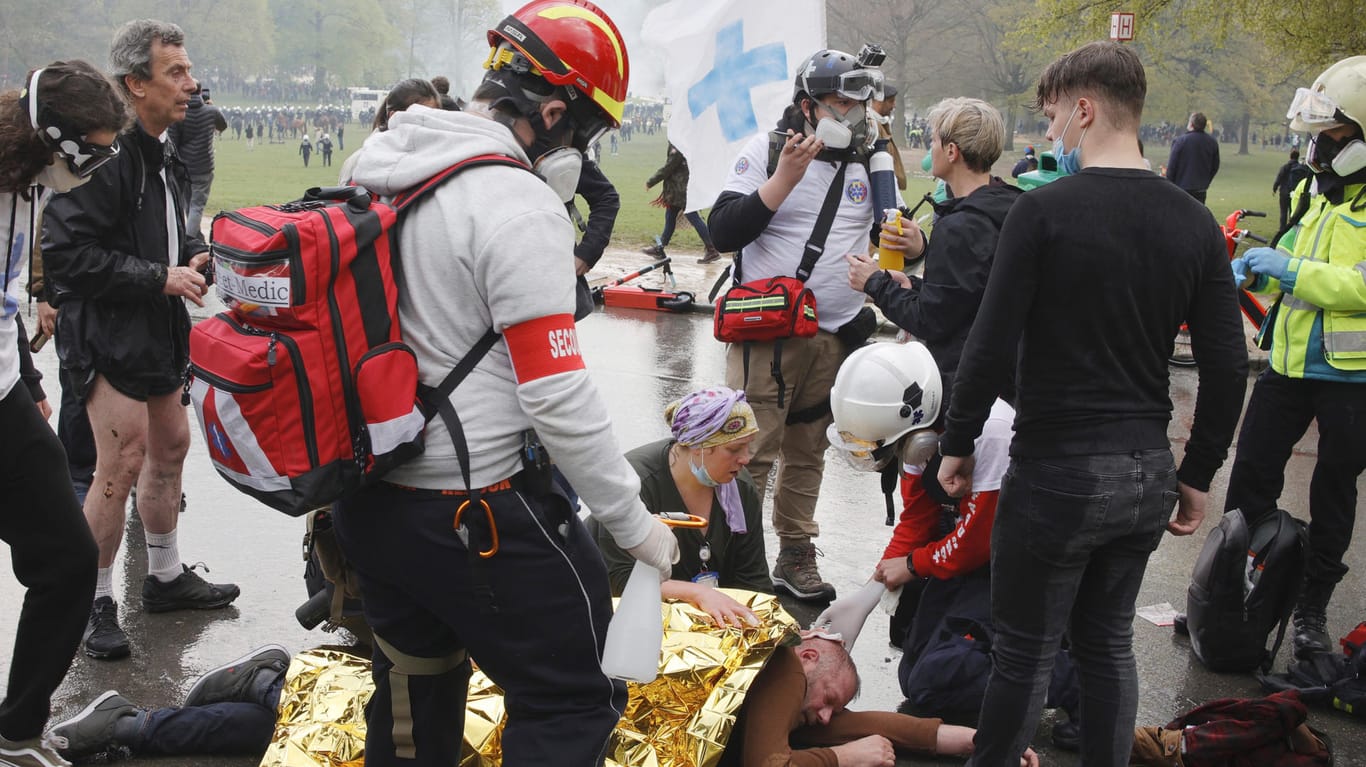 Ein Verletzter wird versorgt: "La Boum 2" endete mit Auseinandersetzungen zwischen Demonstranten und der Polizei in Brüssel.