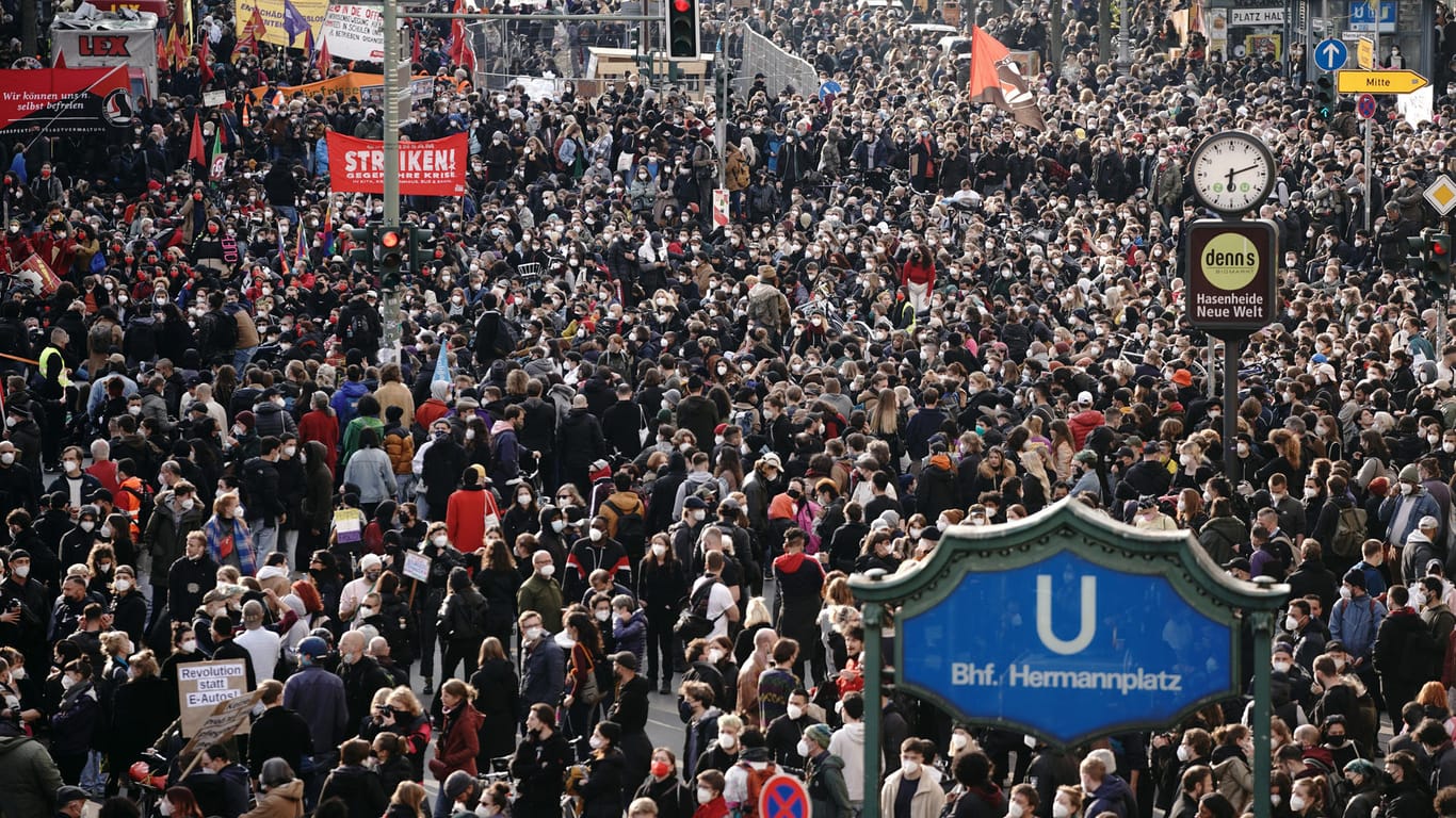 Tausende Teilnehmer der "Demonstration zum revolutionären 1 Mai" am Berliner Hermannplatz: Die Demo startete am Samstag mit Verspätung.