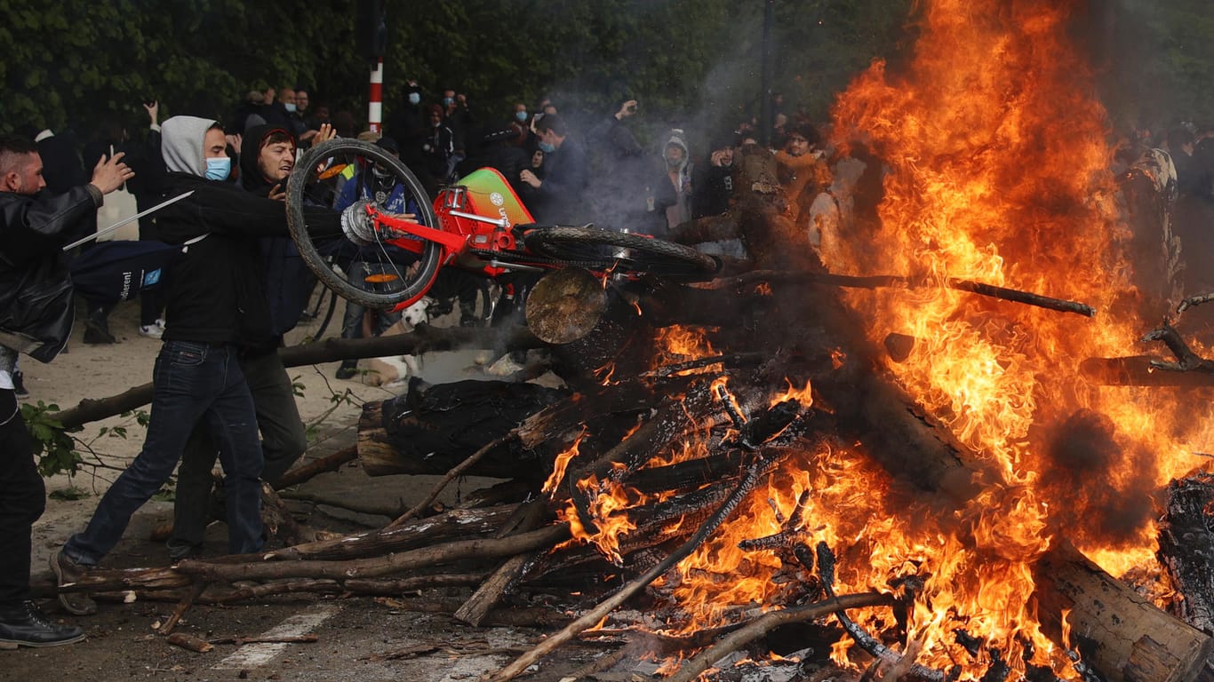 Feuer in Brüssel: Tausende Jugendliche, Corona-Leugner und Fußball-Hooligans lieferten sich Auseinandersetzungen mit der Polizei.