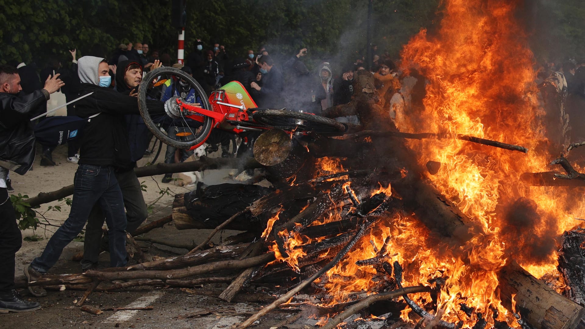 Feuer in Brüssel: Tausende Jugendliche, Corona-Leugner und Fußball-Hooligans lieferten sich Auseinandersetzungen mit der Polizei. Feuer in Brüssel: Tausende Jugendliche, Corona-Leugner und Fußball-Hooligans lieferten sich Auseinandersetzungen mit der Polizei.