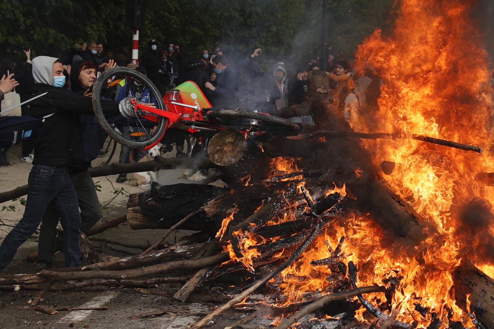 Feuer in Brüssel: Tausende Jugendliche, Corona-Leugner und Fußball-Hooligans lieferten sich Auseinandersetzungen mit der Polizei.