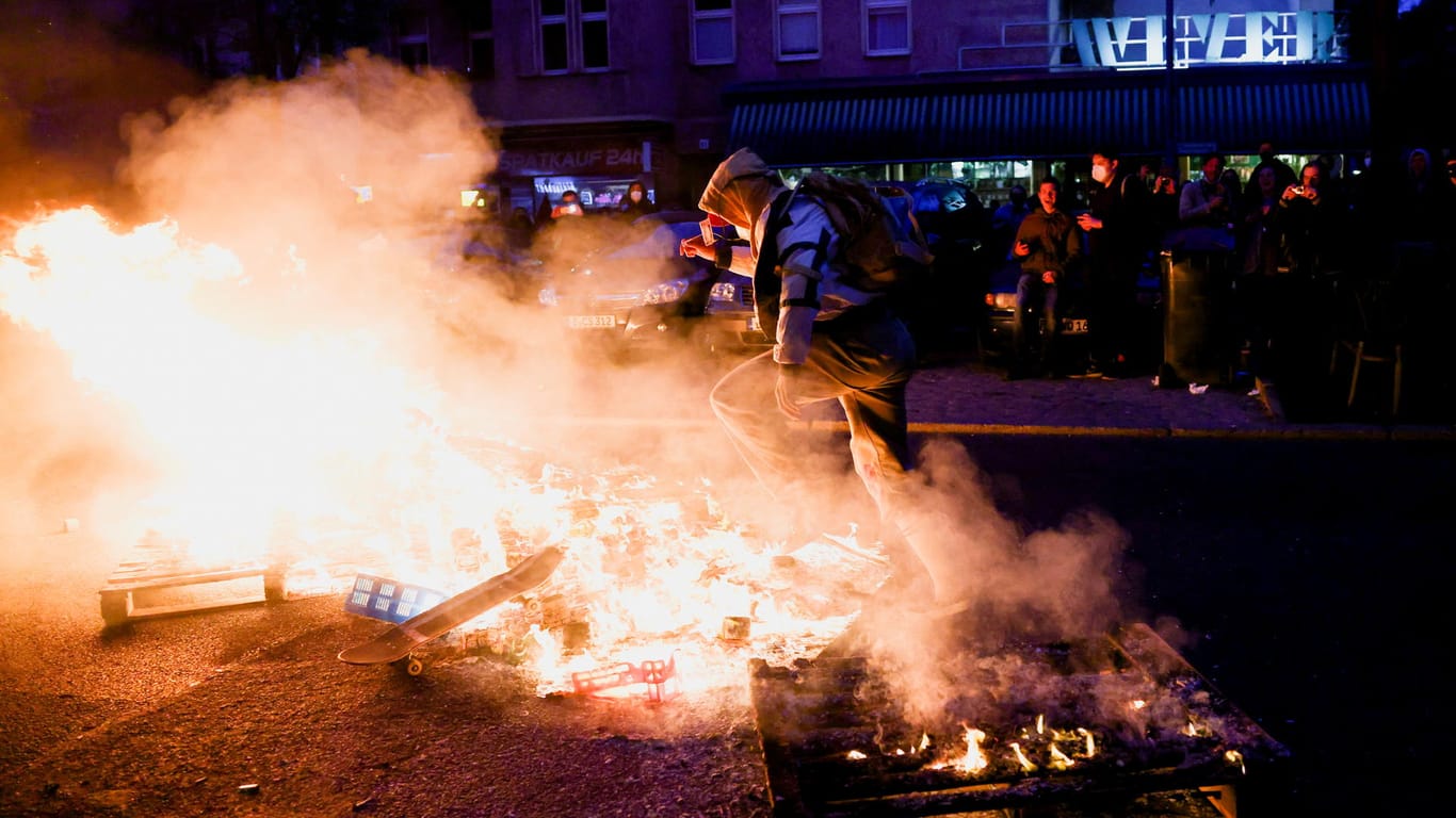 Flammen an Neuköllns Sonnenallee: Im Rahmen der 1. Mai-Demo in Berlin wurden Gegenstände auf der Straße in Brand gesetzt.