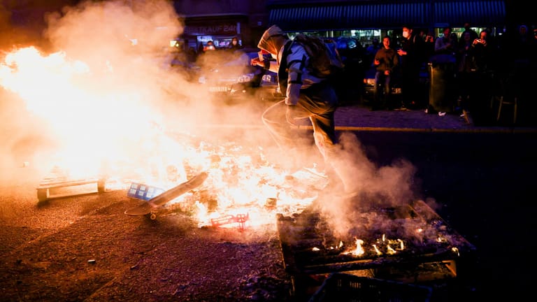 Flammen an Neuköllns Sonnenallee: Im Rahmen der 1. Mai-Demo in Berlin wurden Gegenstände auf der Straße in Brand gesetzt.