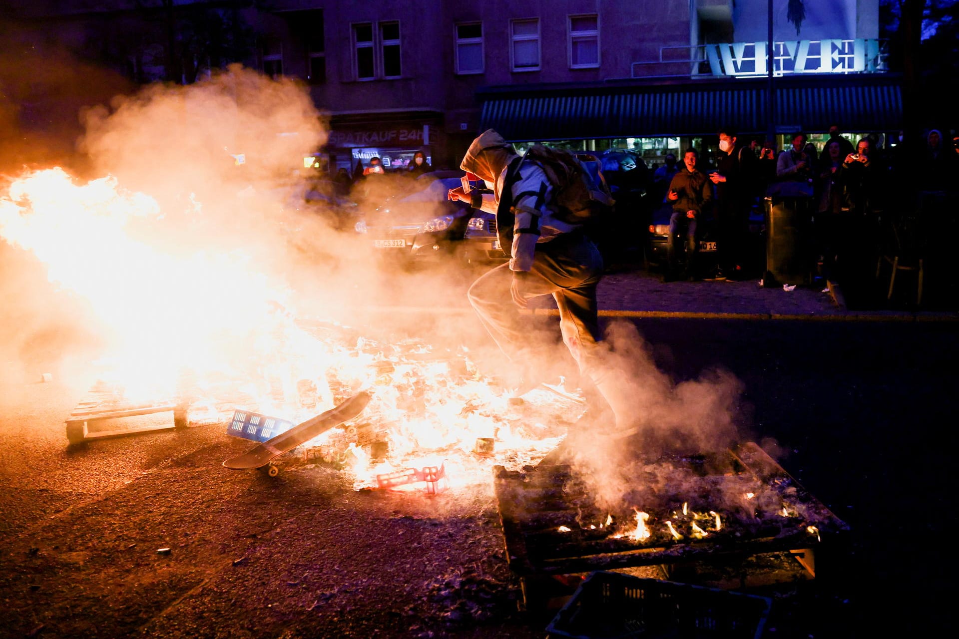 Flammen an Neuköllns Sonnenallee: Im Rahmen der 1. Mai-Demo in Berlin wurden Gegenstände auf der Straße in Brand gesetzt.