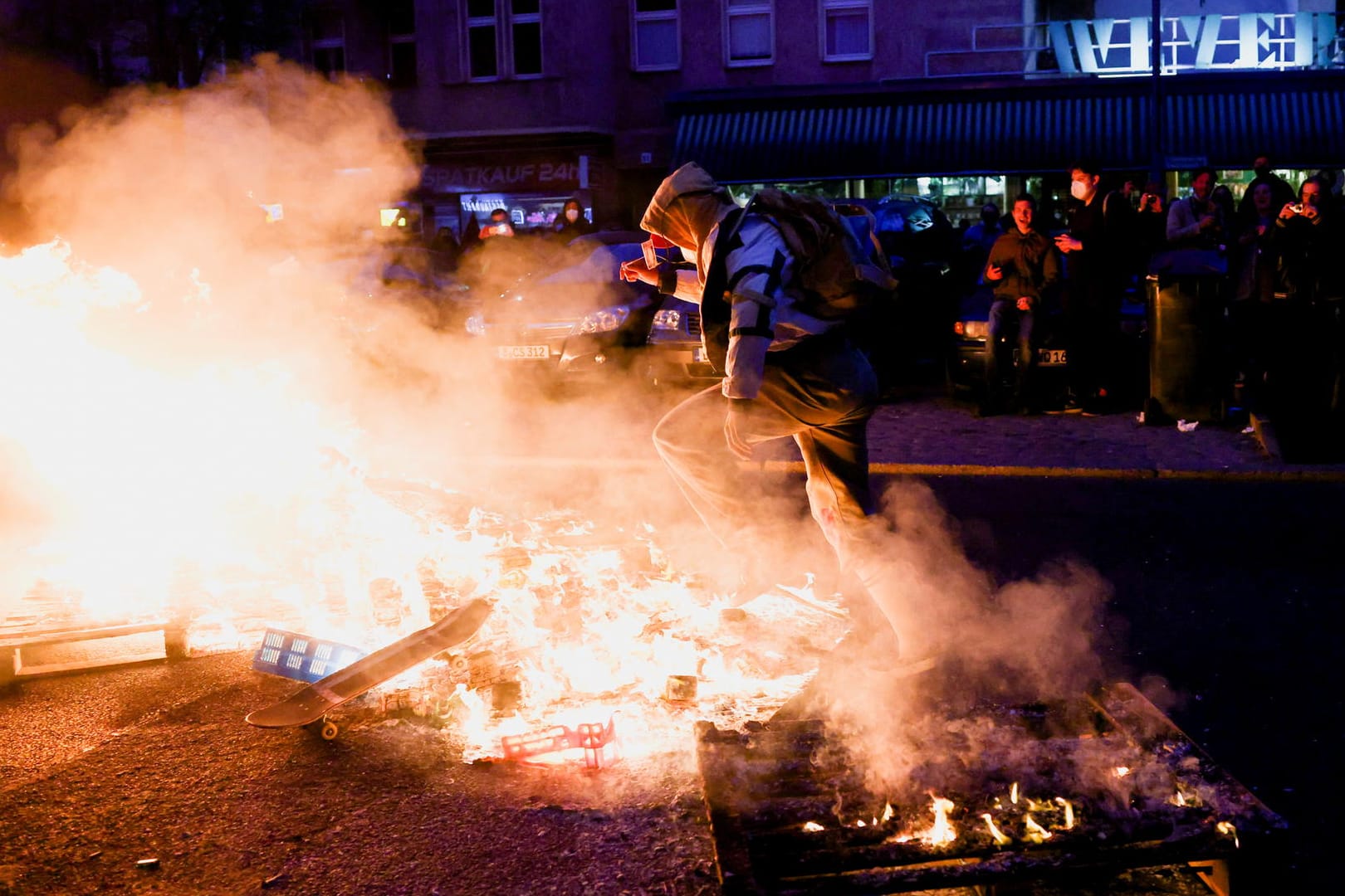 Flammen an Neuköllns Sonnenallee: Im Rahmen der 1. Mai-Demo in Berlin wurden Gegenstände auf der Straße in Brand gesetzt.