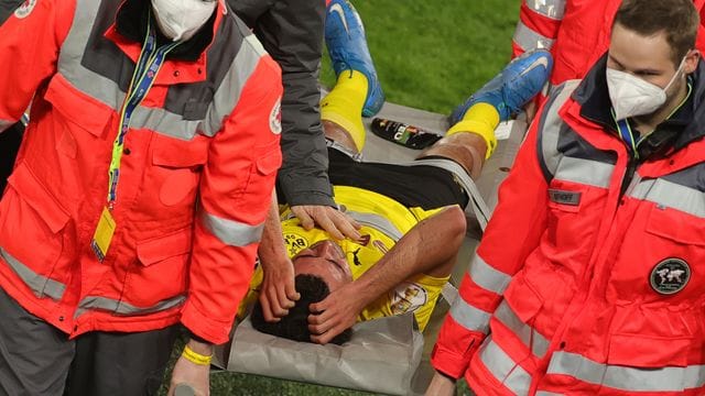 Dortmunds Mateu Morey musste auf einer Trage vom Platz gebracht werden. Dortmunds Mateu Morey musste auf einer Trage vom Platz gebracht werden.