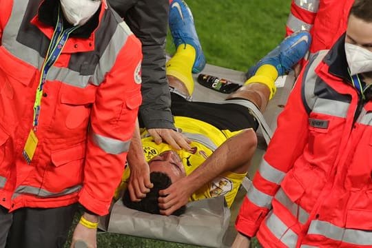 Dortmunds Mateu Morey musste auf einer Trage vom Platz gebracht werden.