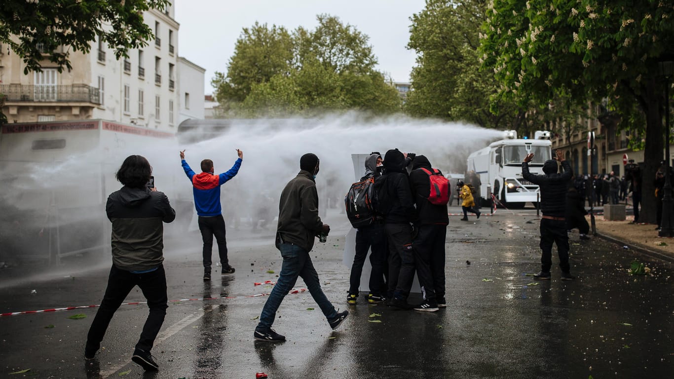 Die Polizei in Paris geht gegen Demonstranten mit Wasserwerfern vor.