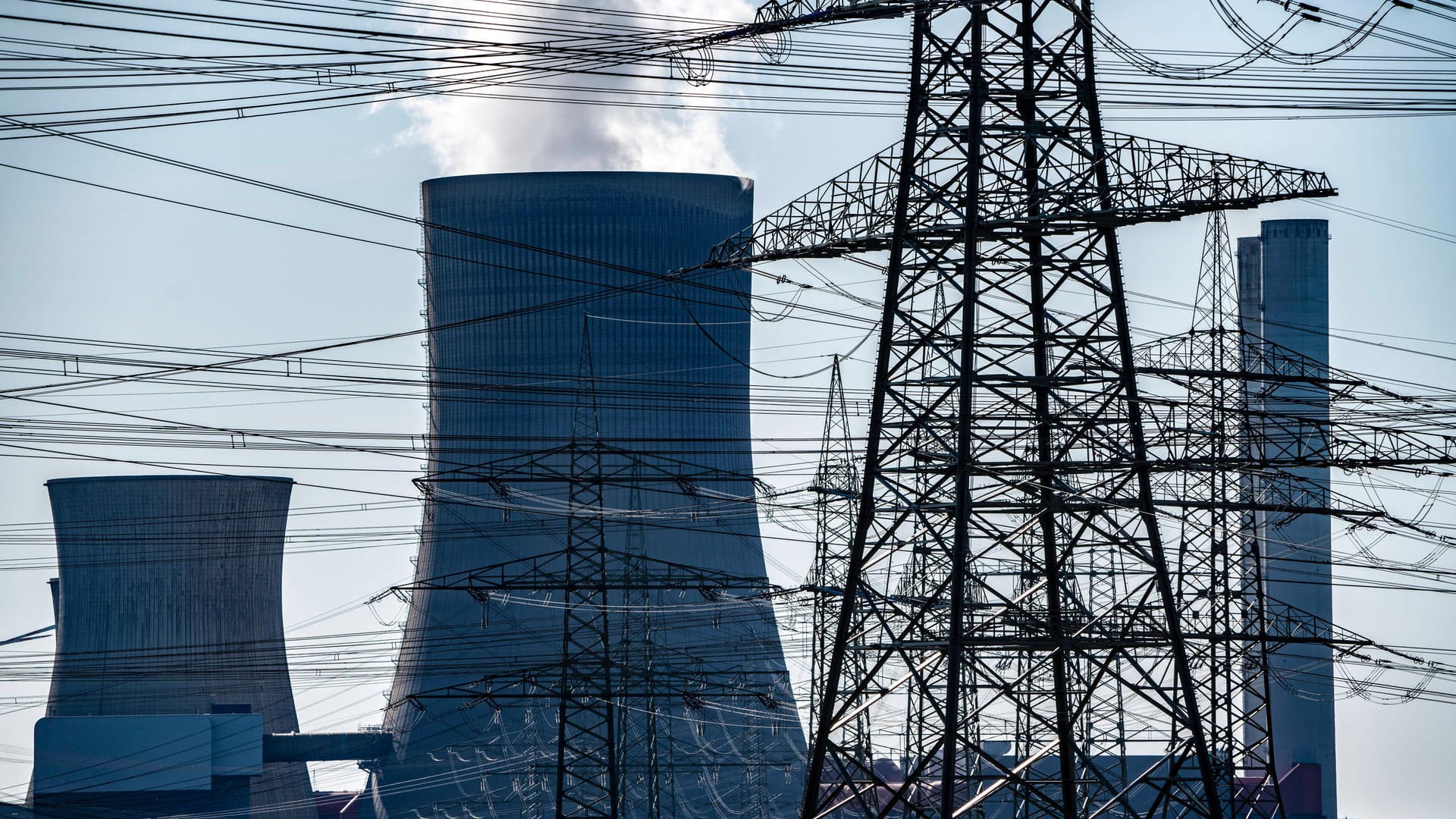 Ein Braunkohle Kraftwerk der RWE (Archivbild). Die Grünen machen Druck bei der Lösung der Klimakrise und beim CO2-Preis.