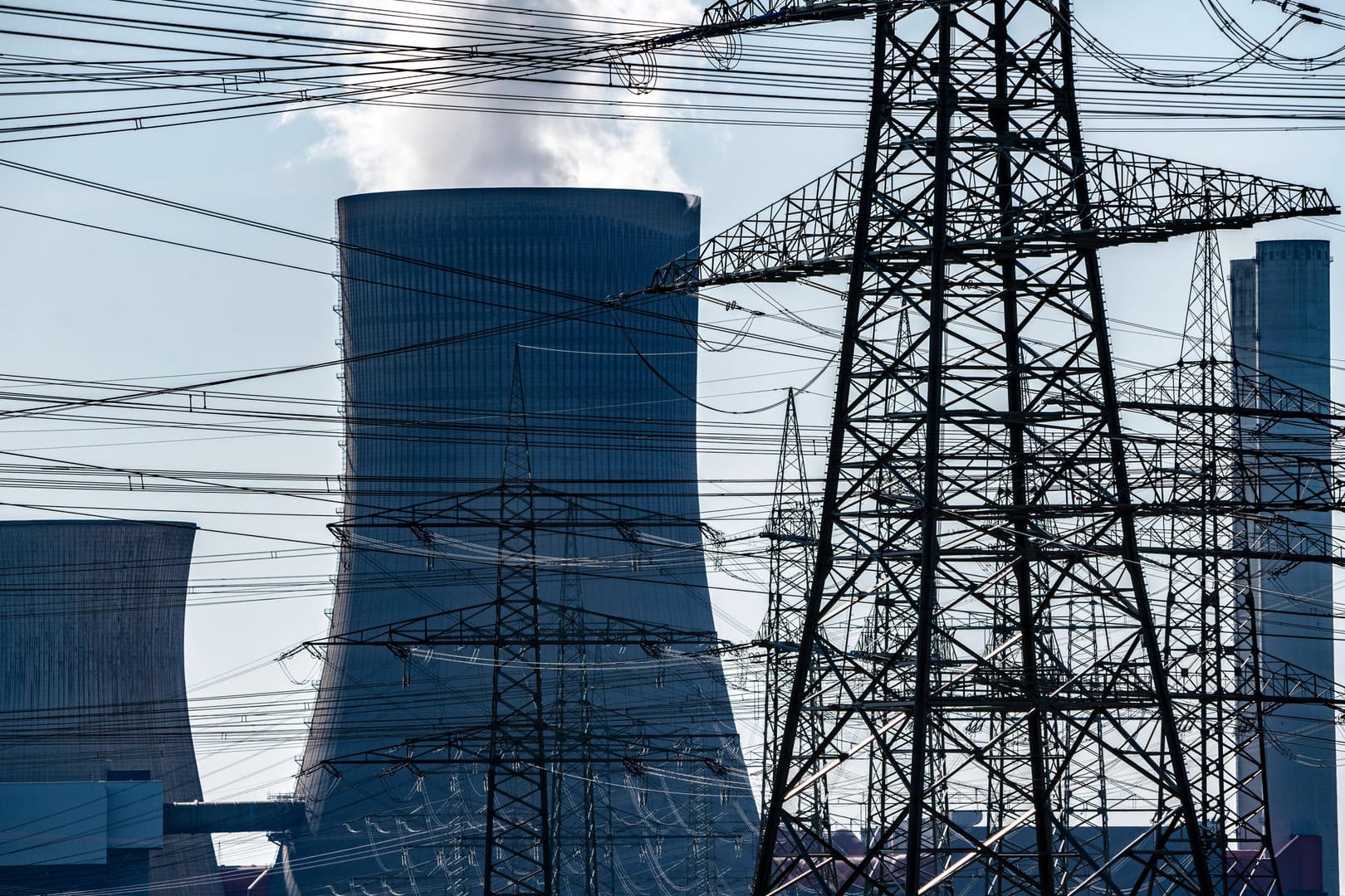 Ein Braunkohle Kraftwerk der RWE (Archivbild). Die Grünen machen Druck bei der Lösung der Klimakrise und beim CO2-Preis.