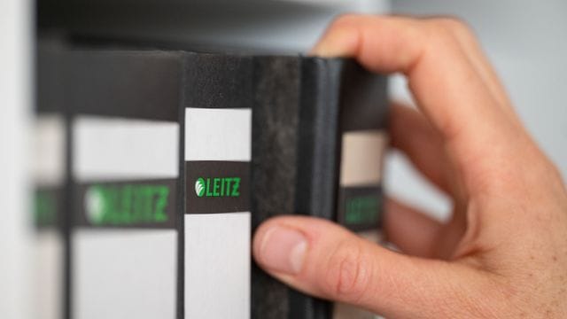 Grundpfeiler der staatlichen Bürokratie und aus keiner Firma wegzudenken: der Leitz-Ordner.