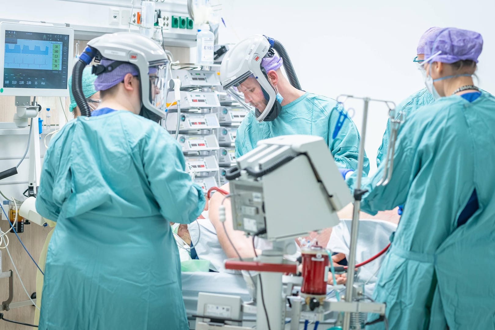 Eine Covid-Intensivstation an der Uniklinik Dresden. Nur langsam sinkt die Zahl der Patienten in den Krankenhäusern.