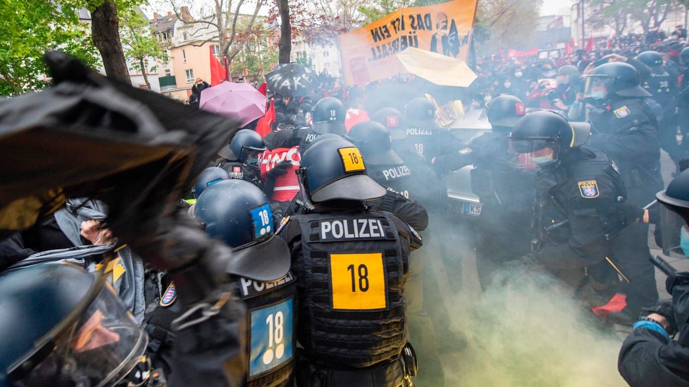 Zu massiven Auseinandersetzungen zwischen Polizei und Demonstranten kommt es auf der "Revolutionären 1. Mai Demo" in Frankfurt.