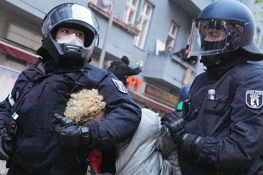 Eine Frau wird beim Demonstrationszug von Polizisten festgehalten. In Berlin kam es nach heftigen Ausschreitungen zu mindestens 240 Festnahmen.