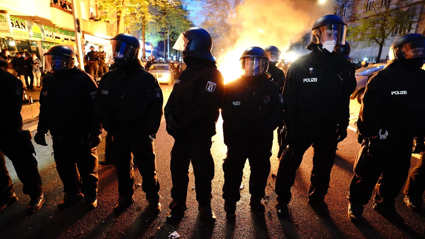 Demonstranten zünden Mülleimer in Berlin an: Die Polizei war mit einem Großaufgebot vor Ort.