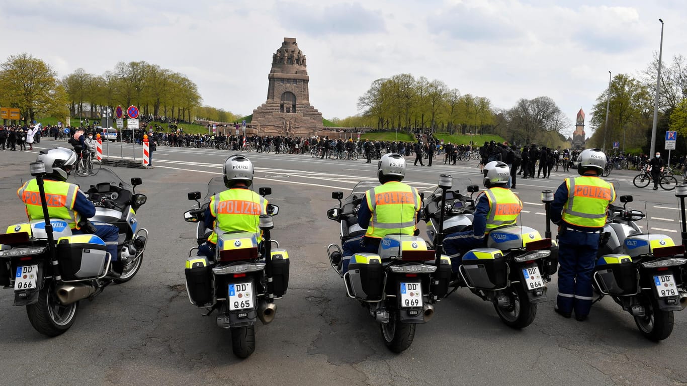 Polizei vor dem Völkerschlachtdenkmal in Leipzig: Mobile Aufzüge waren in der Stadt nicht erlaubt.