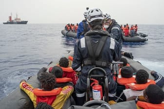 Seit Donnerstag haben die Seenotretter täglich Flüchtlinge in Sicherheit gebracht, die in kleinen Holz- und Schlauchbooten auf dem Weg in Richtung Europa waren.