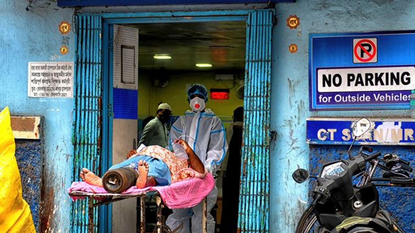 Ein Corona-Patient wird in Kolkata in ein Diagnose-Zentrum gebracht.
